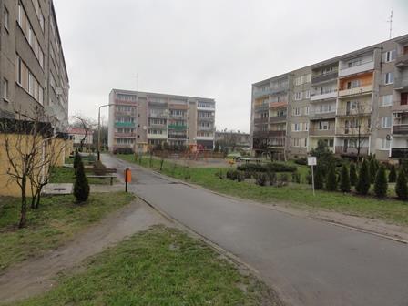 W najbliższym sąsiedztwie budynku jest dobrze rozwinięte zaplecze handlowo-usługowe, lokalizacja posiada dobry dostęp do komunikacji miejskiej, punktów oświaty, aptek oraz przychodni.