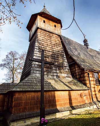 Ściany i strop tej przepięknej świątyni szczelnie pokrywają malowidła: na sufitach jest to polichromia wykonana za pomocą szablonów o wzorach roślinnych, pochodząca z początku XVI w.