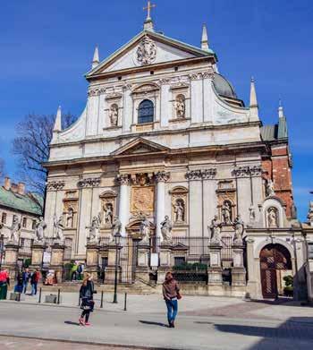 Stare Miasto, które obejmuje zasięgiem gród z czasów lokacji Krakowa (1257 r.), już w XIV w. zamknięte było pierścieniem murów obronnych. Na początku XIX stulecia miały one 47 baszt i 7 bram głównych.
