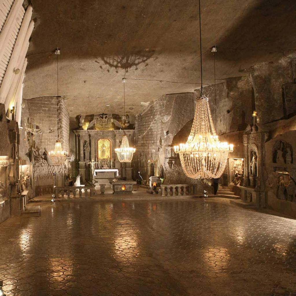 WIELICZKA KOPALNIA SOLI Drewniany kościół św. Sebastiana, czyli najstarszą wielicką świątynię. Skansen Drewnianego Budownictwa Ludowego i fragmenty średniowiecznego zamku w niedalekich Dobczycach.