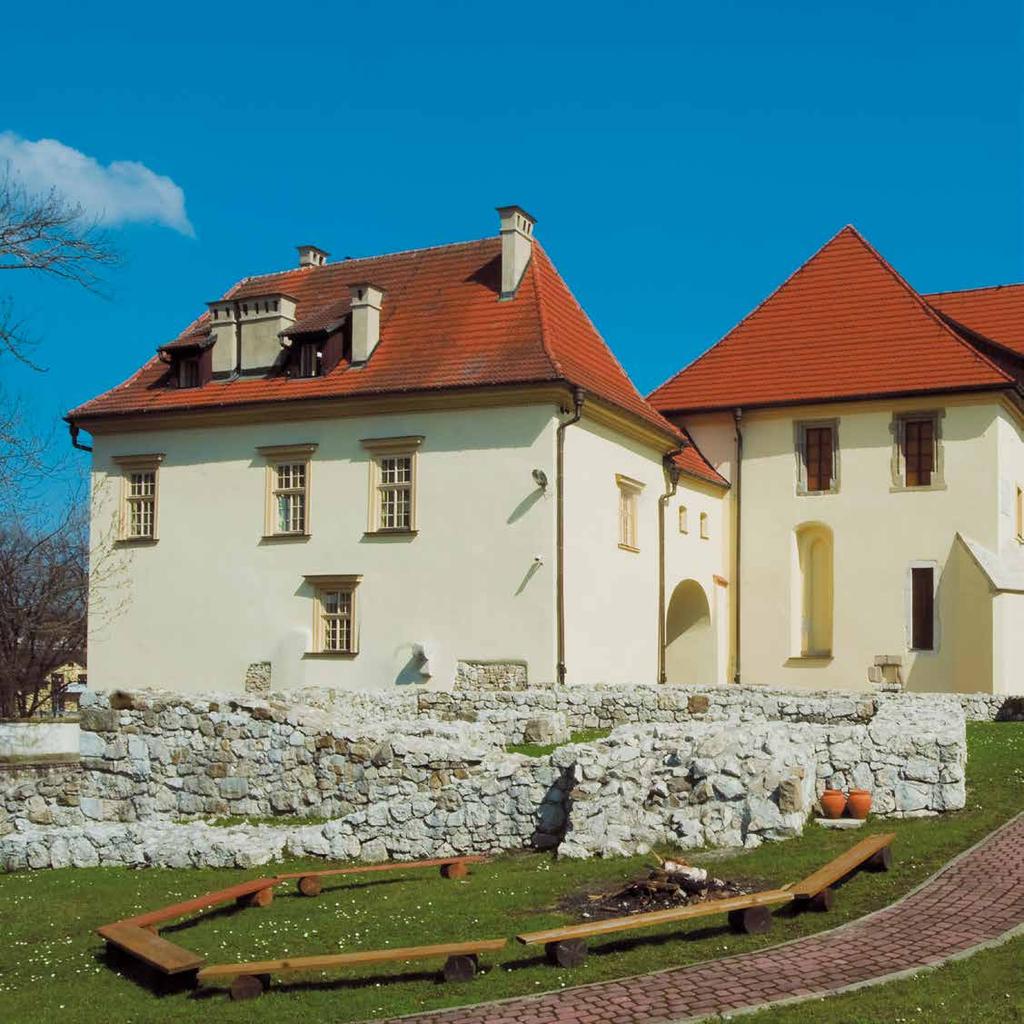 WIELICZKA ZAMEK ŻUPNY Zespół klasztorny Benedyktynek w Staniątkach, nieprzerwanie czynny od 1228 r., z cennym kościołem wczesnogotyckim.
