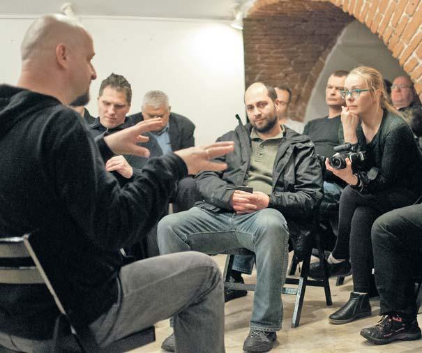 głębią ostrości. Pracowaliśmy w studio wykorzystując światło ciągłe i błyskowe. Ostatnie zajęcia poświęcone były portretowaniu z plenerze.