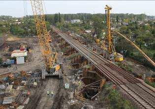 Wrocławskie Dni Mostowe Obiekty mostowe w infrastrukturze miejskiej Wrocław, 21-22 listopada 2013 Piotr ŁAZIŃSKI 1 Stefan PRADELOK 1 BADANIE ODBIORCZE WIELOPRZĘSŁOWEGO WIADUKTU KOLEJOWEGO NASUWANEGO