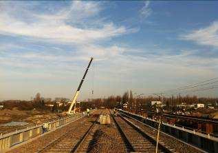II) model MOPW-1, konstrukcja częściowo zespolona, po IV etapie betonowania płyty pomostowej (obciąŝenie cięŝarem betonu pomostu wykonanego w III etapie oraz obciąŝenie cięŝarem mieszanki betonowej