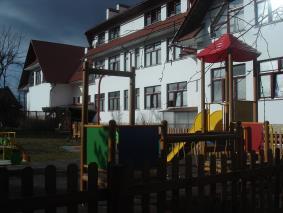 charakterystycznej dla centrum miejscowości (brak chodników, oświetlenia).