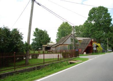 Mieszane budownictwo murowane i drewniane. Duże nagromadzenie obiektów starszych i zabytkowych, w większości w złym lub bardzo złym stanie technicznym. Rysunek 26.