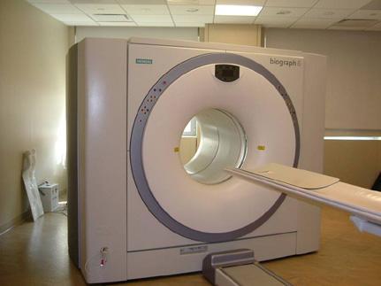 Pozytronowa tomografia emisyjna PET polega na mierzeniu lokalnego poziomu metabolizmu neuronów, wstrzykiwana jest substancja promieniotwórcza, podczas rozpadu