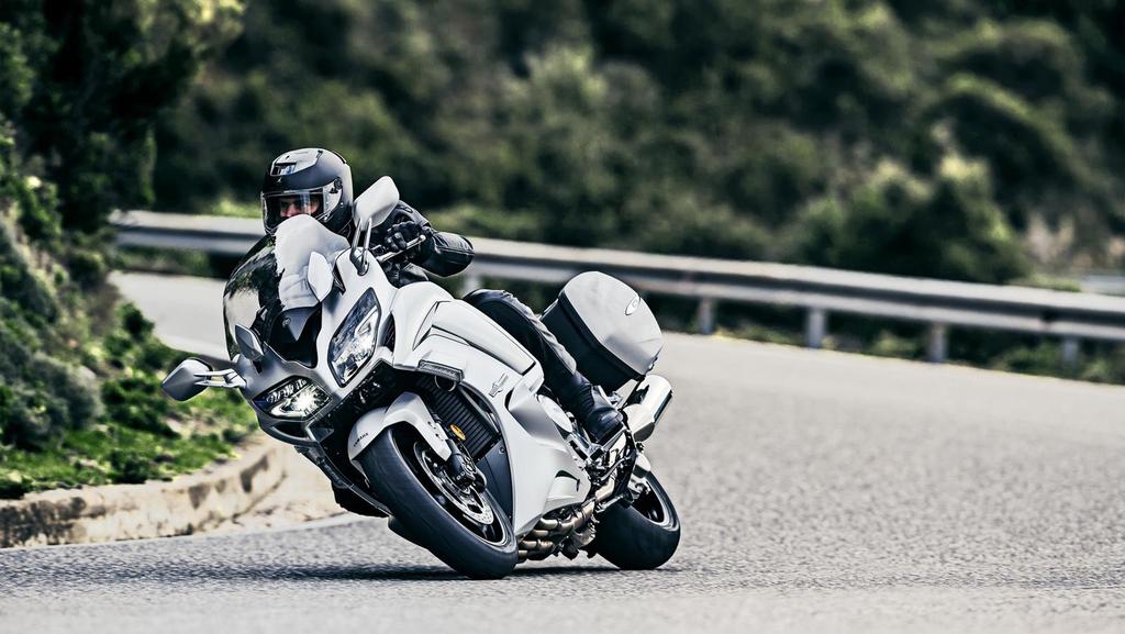 Więcej niż podróżowanie Dzięki standardowemu wyposażeniu w elektronicznie regulowane zawieszenie oraz odwrócony widelec motocykl zapewnia najwyższy komfort jazdy.
