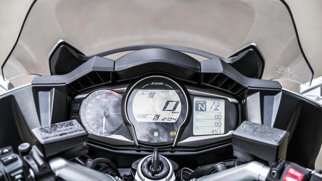 Elektronicznie regulowane zawieszenie Motocykl jest wyposażony w elektronicznie regulowany system zawieszenia firmy Yamaha z odwróconym przednim widelcem.