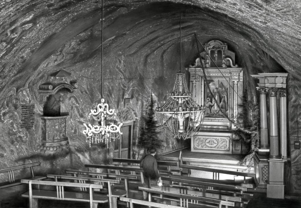 312 P. WSZOŁEK Fot. 7. Kaplica Św. Kingi na poziomie I August kopalni bocheńskiej, fot. M. Chandij, 1961 r.
