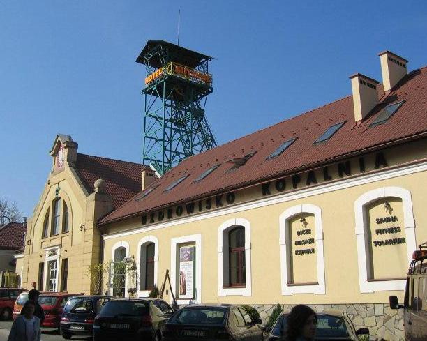 SŁUŻBOWO I PRYWATNIE. ZNANI I NIEZNANI GOŚCIE 323 Fot. 15. Współczesny wygląd nadszybia trzynastowiecznego szybu Sutoris po generalnej przebudowie zakończonej w 1995 r.