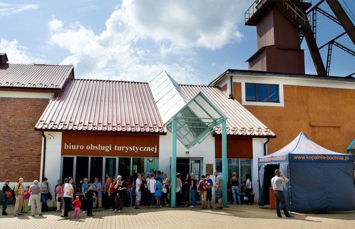 324 P. WSZOŁEK Fot. 16. Grupa turystów oczekujących na zjazd do kopalni przed wejściem do biura obsługi turystycznej zlokalizowanym przy szybie Campi (fot. P. Wszołek) PODSUMOWANIE Rok 1995 stał się w dziejach bocheńskiej kopalni soli datą symboliczną.