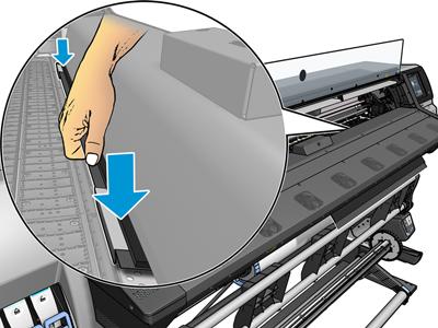 c. Wciśnij zakładki pomiędzy element plastikowy a metal. d. Upewnij się, że ochraniacz płyty znajduje się w prawidłowym położeniu i jest prosty. e. Powtórz te same czynności po przeciwnej stronie.