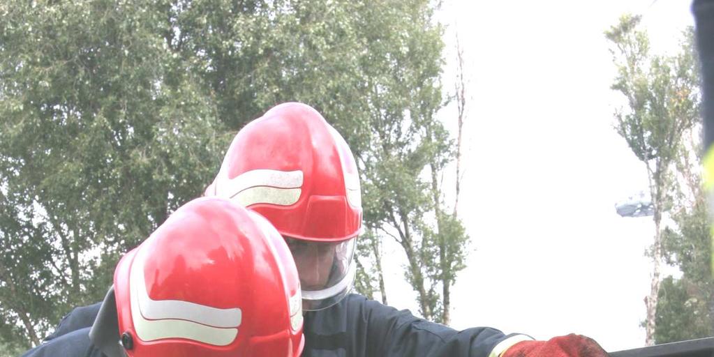 SZKOLENIE STRAśAKÓW RATOWNIKÓW OSP CZĘŚĆ I TEMAT 3 Sprzęt ratowniczy i podręczny sprzęt gaśniczy Autorzy: Robert Czarnecki