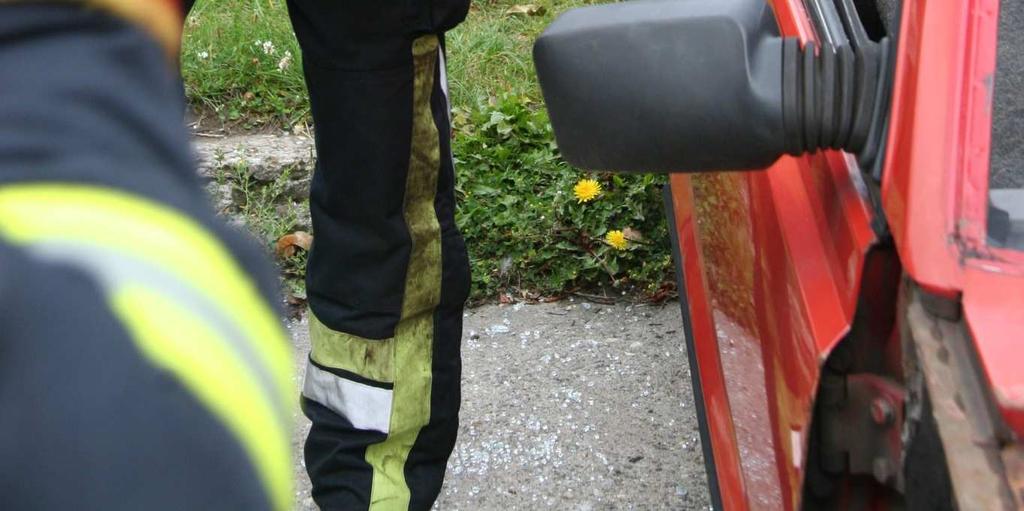Po podłączeniu poprzez system dźwigni, do tłoczyska siłownika ramion roboczych, uzyskuje się róŝne typy narzędzi: - rozpieracze, - rozpieracze