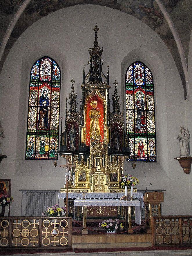 Statua Zbawiciela przywieziona z Rzymu z kościoła św. Piotra Pomiędzy oknami znajduje się otoczone wieżyczkami wgłębienie dla cudownej figury Pana Jezusa.