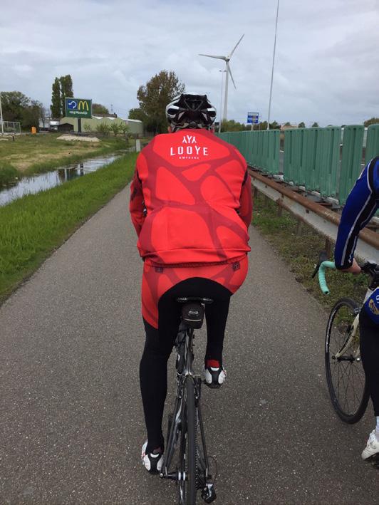 PELETON LOOYE Tekst: Theo Koomen Podczas wielu różnych nieformalnych rozmów w naszej firmie okazało się, że wiele osób pracujących w Looye aktywnie jeździ również na rowerze.