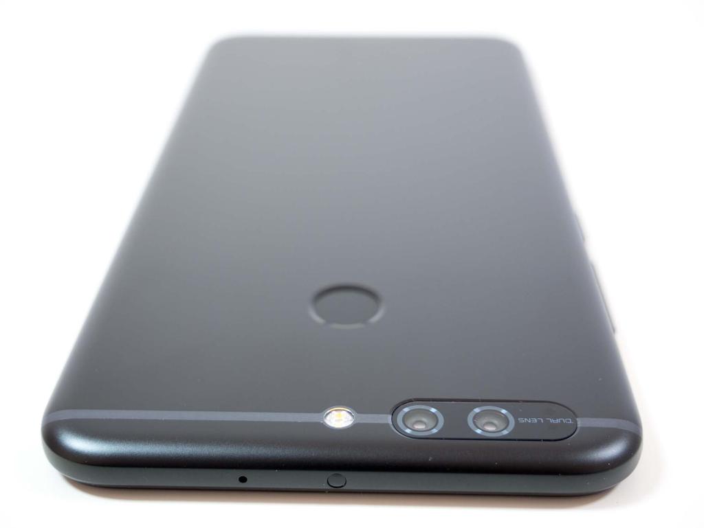 Honor 8 Pro łączy się za pomocą LTE Cat12 600/150 Mbps, WiFi ac 2,4 i 5 GHz, NFC oraz Bluetooth 4.2. Pozycjonowanie możliwe jest za sprawą GPS, GLONASS i Beidou.