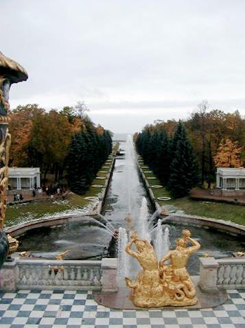 Złocona iglica stanowi charakterystyczny element panoramy miasta (możliwość wejścia na kopułę, skąd rozpościera się widok na Petersburg i Zatokę Fińską). WYJAZD DO PETERHOFU (odległość ok.