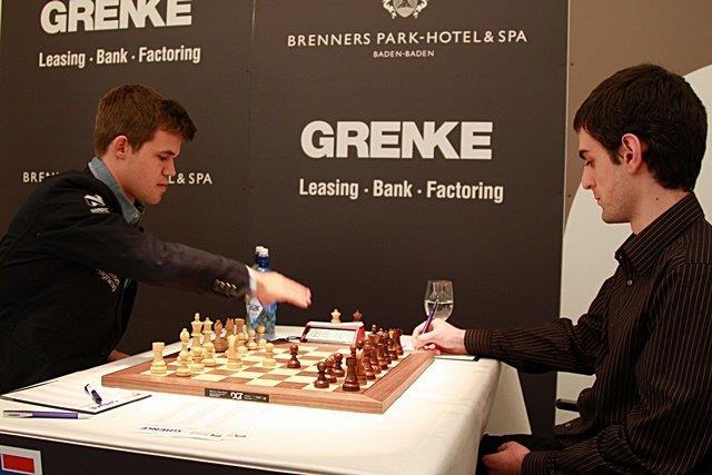 Gh6 Se2 i białe poddały się. 1324.Partia hiszpańska [C95] GRENKE Chess Classic, Baden Baden 2015 GM Carlsen (Norwegia) 2865 GM Baramidze (Niemcy) 2594 1.e4 e5 2.Sf3 Sc6 3.Gb5 a6 4.Ga4 Sf6 5.0 0 Ge7 6.
