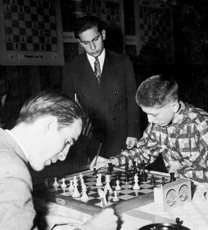 1332.Obrona sycylijska [B29] GM Gligorić GM Larsen 1.e4 c5 2.Sf3 Sf6 3.e5 Sd5 4.Sc3 e6 5.Sd5 ed5 6.d4 Sc6 7.dc5 Gc5 8.Hd5 Hb6 9.Gc4 Gf2 10.Ke2 0 0 11.Wf1 Gc5 12.Sg5 Sd4 13.Kd3 Hg6 14.He4 d5 15.