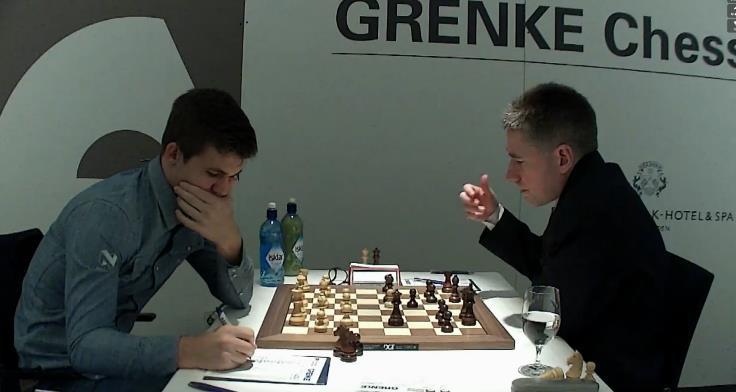 Caruana 0,5 : 0,5 Anand Bacrot 0,5 : 0,5 Baramidze Aronian 0,5 : 0,5 Carlsen Adams 0,5 : 0,5 Naiditsch groźba trzeciego remisu.