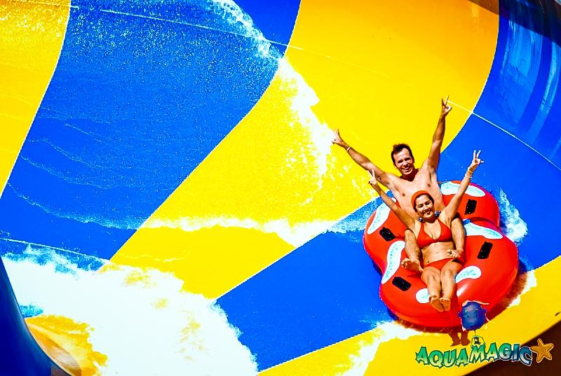 Park Wodny Aqua Magic + Mamaia Aqua Magic Park Wodny położony jest w centrum Mamai i jest pierwszym parkiem tego typu w Rumunii.