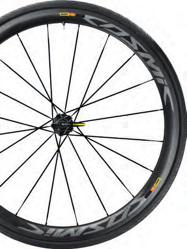 Koła szosowe Mavic Cosmic Ultimate Masa (bez ogumienia): 1250 g; szytka 700 23: 230 g Supersztywne, superlekkie, teraz z ulepszoną aerodynamiką, Cosmic Ultimate to faworyt profesjonalnych kolarzy na