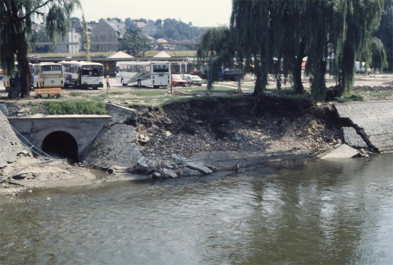 POWODZIE RZECZNE skutki powodzi Nysa Kłodzka w 1997