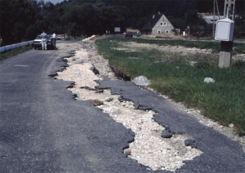 POWODZIE RZECZNE skutki powodzi Bystrzyca w 1997