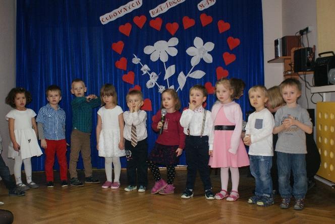 ŚWIĘTO BABCI I DZIADKA Mimo, że styczeń jest zimowym miesiącem, pełnym chłodnych dni, są takie dwa, jedyne w roku, kiedy