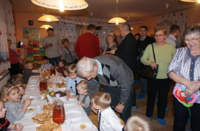 Mali artyści z przejęciem odtwarzali swoje role, a czcigodni goście ze wzruszeniem odbierali czułe słowa, kierowane pod ich adresem.