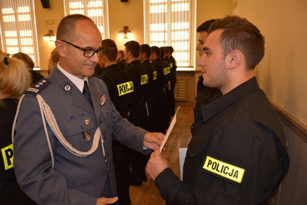 Uroczystość odbyła się w sali konferencyjnej Komendy Wojewódzkiej Policji w Opolu.
