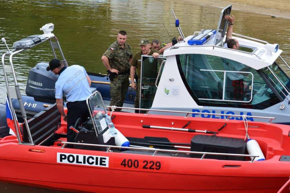 funkcjonariusze Państwowej Straży Rybackiej oraz zaproszeni policjanci z Republiki Czeskiej - na czele z Komendantem