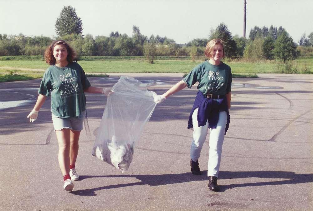 SPRZĄTANIE ŚWIATA Sprzątanie świata - Polska" jest częścią międzynarodowego ruchu na rzecz ochrony środowiska Clean up the World wywodzącego się z Australii, W Polsce akcję w 1994 roku zainicjowała