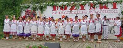 Zespół Regionalny Dolina Słomki tworzą dzieci i młodzież w wieku od 6 do 20 lat ze Stronia w powiecie limanowskim w Małopolsce. Prezentuje folklor Lachów Sądeckich. Powstał w 2008 r.