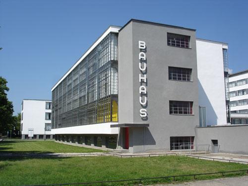 Saksamaa 21. Kunsti-, disaini- ja arhitektuurikool Staatliche Bauhaus asutati 1919. aastal Weimaris, kuid kolis rahalise toetuse järsu vähenemise ja poliitilise surve tõttu 1925.