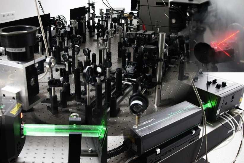 ultraszybkiej spektroskopii struktur półprzewodnikowych.
