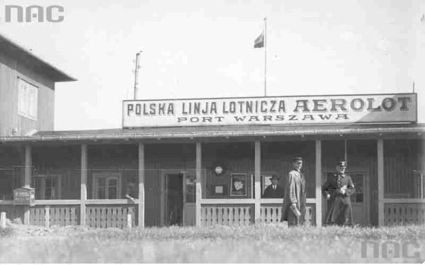 Prawo lotnicze) Lotnisko - powierzchnia na ziemi lub wodzie (włącznie z budynkami, urządzeniami i