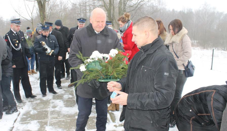 Skarpy zostały wzmocnione kamieniem polnym na zaprawie cementowo- -piaskowej. Jezdnię ograniczono barierami ochronnymi. Koszt przebudowy wyniósł ponad 193 tys. zł.