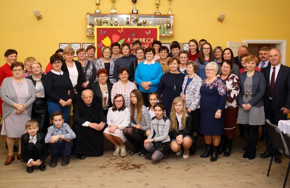 Grupa Teatralna ze Świetlicy Środowiskowej w Sampławie Oprócz swojskiego jadła, własnoręcznie upieczonych chlebów i ciast nie zabrakło także okazjonalnego tortu Uczestniczki Forum
