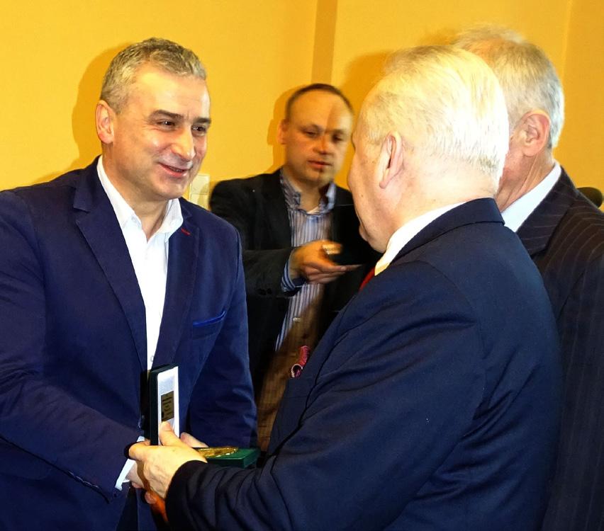 W zawodach udział brali przedstawiciele 15 gmin z województwa warmińsko-mazurskiego, którzy rywalizowali ze sobą w trójboju kadry samorządowej oraz pracowników UG, wieloboju rodzinnym, podnoszeniu