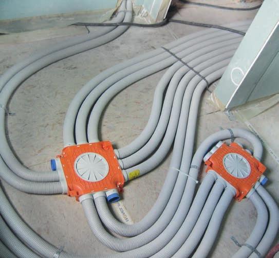 ystem dystrybucji powietrza R-VNT Flex R-VNT Flex to system przewodów wentylacyjnych o niewielkiej średnicy umożliwiający całkowite ukrycie instalacji w stropach monolitycznych, wylewkach, tynkach,