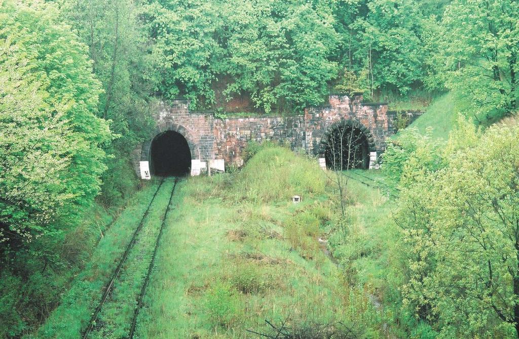 Dolnośląskie tunele kolejowe zabytki techniki Historyczna i współczesna rola pierwszych polskich tuneli kolejowych Fot. 1. Tunele w Świerkach.