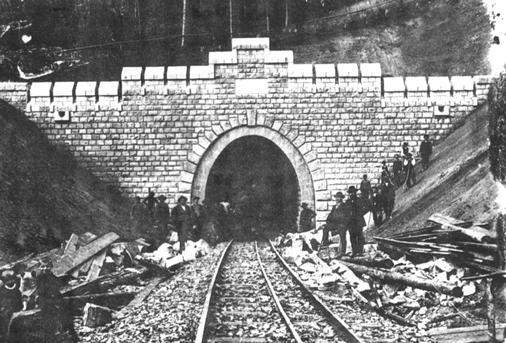 Sprzężony sztolniami wentylacyjnymi z równolegle do niego wydrążoną komorą tunelu z 1912 r.