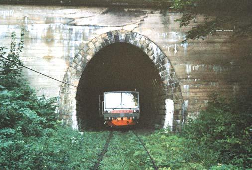 tunelu. Dobrze zachowana obudowa jest zmienna na jego długości. Fragmentami jest wykonana z bloków kamiennych, częściowo z cegły klinkierowej, a na pewnym odcinku z betonu.