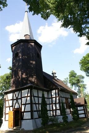 Felicjan Napruszewski ufundował obecny kościół. 130 lat później, z fundacji Antoniny Lipskiej z Kraszewskich, dobudowano wieżę.