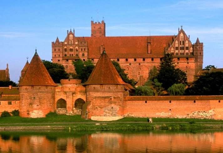 Zamek to jedna z najwspanialszych fortyfikacji średniowiecznych w Europie.