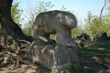 Mimo to dalej składano tam ofiary pogańskim bóstwom. Na ziemiach polskich nie powstały tak imponujące budowle megalityczne jak Stonehenge.