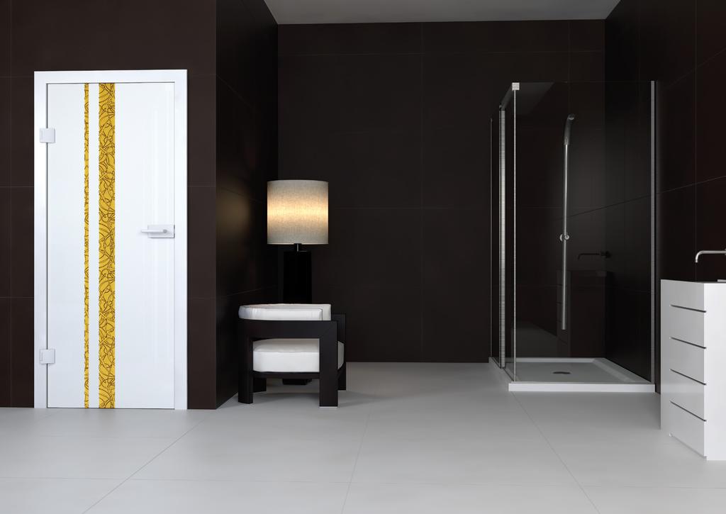 Ceres Bianco System przymykowy Quadro, zawiasy Universal Klamka Blade Kolor okuć Biały Szkło hartowane, pozłacane, lakierowane oraz laminowane z warstwą szkła lakierowanego.